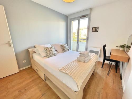 - une chambre avec un lit, un bureau et une fenêtre dans l'établissement Les Terrasses du Zenith - Parking - Tramway - Wifi, à Toulouse