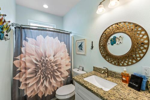 Ένα μπάνιο στο FlipFlop 5BR Beach Escape Hot Tub Games and Fenced Yard