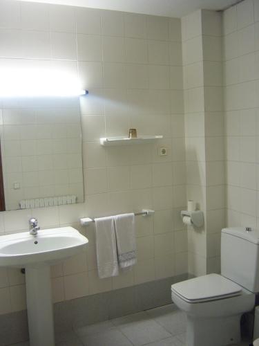 Bilik mandi di Hostal Les Collades