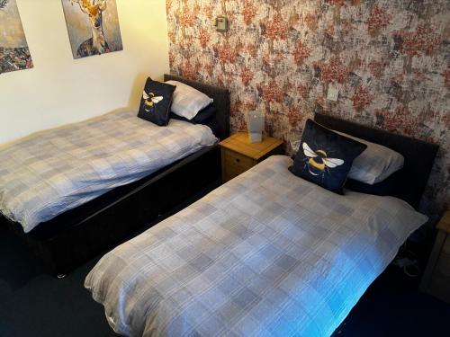 Cama o camas de una habitación en The Bee Hive Hotel