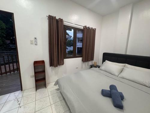 Un dormitorio con una cama con dos toallas azules encima. en Stay Inn 3 Boracay, en Boracay