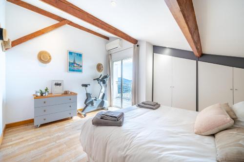 une chambre avec un grand lit blanc et une fenêtre dans l'établissement Villa de prestige Vue mer panoramique Piscine Climatisation, à Nice