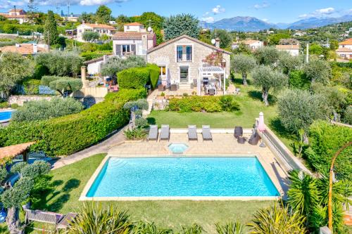 une vue aérienne d'une maison avec piscine dans l'établissement Villa de prestige Vue mer panoramique Piscine Climatisation, à Nice