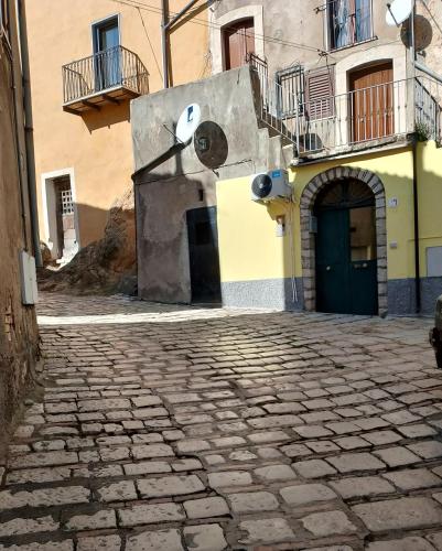 a cobblestone street in front of a building at Monolocale Portanuova in Pietragalla
