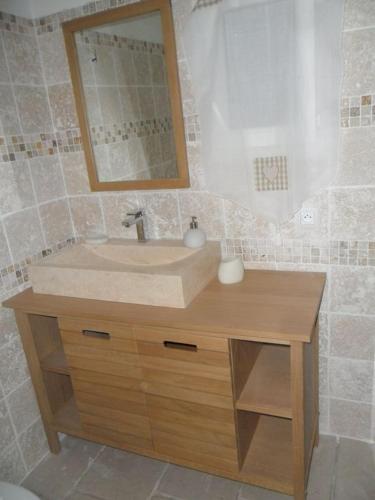 une salle de bain avec un lavabo et un miroir dans l'établissement MAS PROVENCAL, à St Jean de l’Esterel
