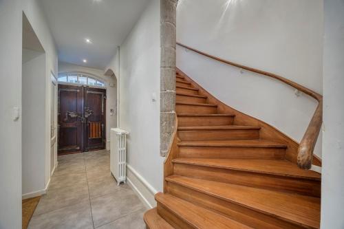 Imagine din galeria proprietății Bedroom 1 - Elegance & Comfort - COLIVING Historic House în Ferney-Voltaire