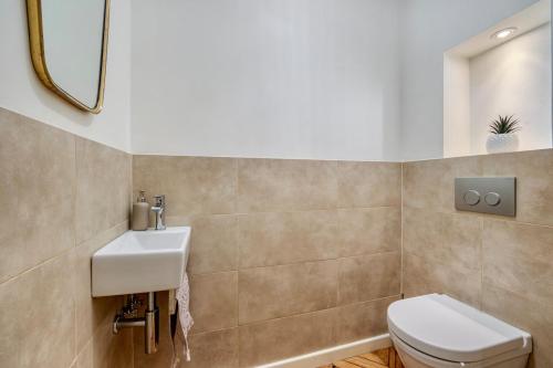 Imagine din galeria proprietății Bedroom 1 - Elegance & Comfort - COLIVING Historic House în Ferney-Voltaire