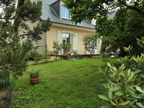 a house with a yard in front of it at L'Ecureuil Gourmand, chambre d'hôtes en Anjou Bleu in Saint-Martin-du-Bois