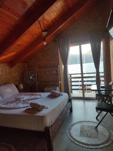Postel nebo postele na pokoji v ubytování ERDA LAKESIDE Guesthouse
