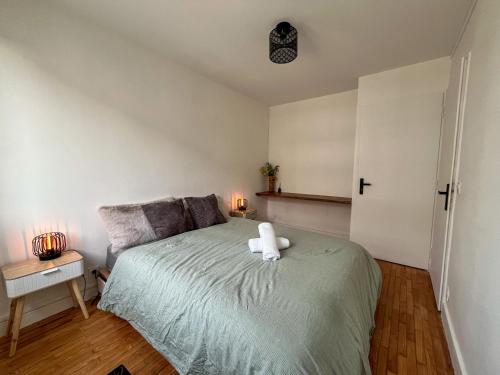 une petite chambre avec un lit et une chaise dans l'établissement Le Céleste, à Villeurbanne