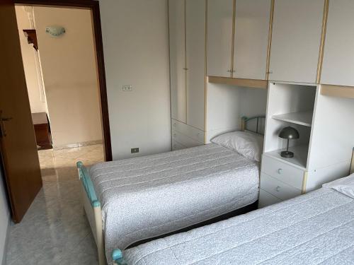 a bedroom with two twin beds and a closet at Country House la Quercia in Mogliano Veneto