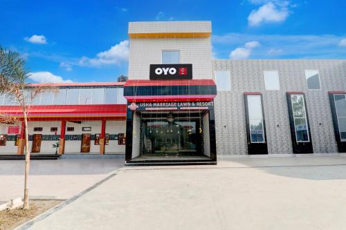 a store front with a qo sign on a building at Hotel O Usha Marriage Lawn & Resort in Mahmūdābād