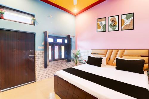 a bedroom with a large bed and a window at Hotel O Usha Marriage Lawn & Resort in Mahmūdābād