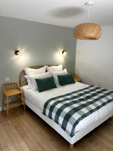 - une chambre avec un lit et une couverture en damier noir et blanc dans l'établissement Superbe grange en Dordogne, au cœur de Trémolat, à Trémolat