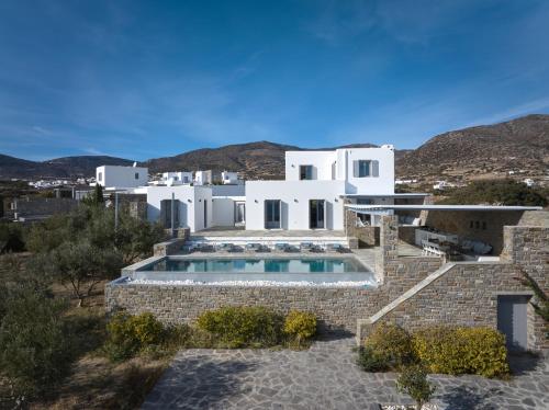 un'immagine di una villa con piscina di IOKASTI LUXURY VILA with private pool & sea views-12 guests a Drios