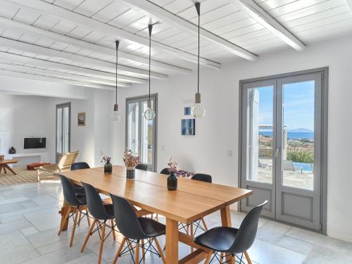 Μια τηλεόραση ή/και κέντρο ψυχαγωγίας στο IOKASTI LUXURY VILA with private pool & sea views-12 guests