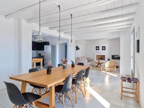 Η κουζίνα ή μικρή κουζίνα στο IOKASTI LUXURY VILA with private pool & sea views-12 guests