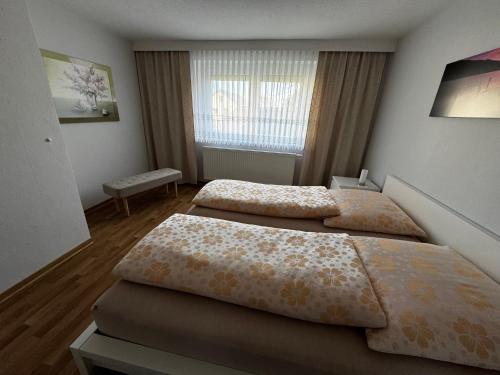 a hotel room with two beds and a window at Ferienwohnung Nachtigall in Burg