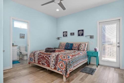 Ένα ή περισσότερα κρεβάτια σε δωμάτιο στο Serenity by Bolivar Vacations! Beachfront & Gameroom