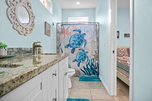 Ένα μπάνιο στο Serenity by Bolivar Vacations! Beachfront & Gameroom