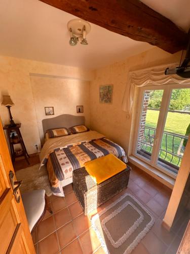 une chambre avec un lit et une grande fenêtre dans l'établissement Inès, à Honfleur
