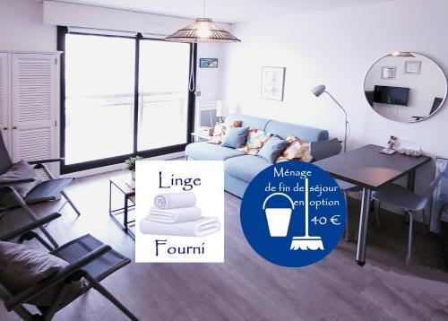 una sala de estar con un sofá y una mesa en Le Belvédère de Port-Lin - Les Gîtes de la Côte d'Amour, en Le Croisic