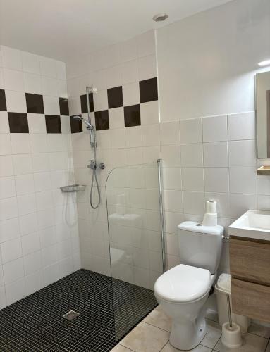 Bilik mandi di Gîte de charme à la Ferme de Bonavis 125 M2