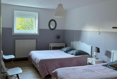 Katil atau katil-katil dalam bilik di Gîte de charme à la Ferme de Bonavis 125 M2