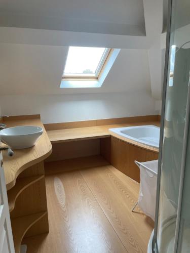 une salle de bain avec un lavabo et une baignoire dans l'établissement Beautiful Master House Louhans center, à Louhans