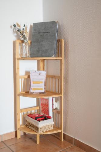 a book shelf with books and a box on it at Atelier Guesthouse in Filderstadt