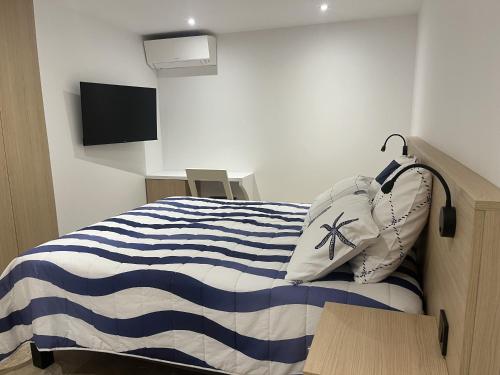 - une chambre avec un lit et un sac à dos dans l'établissement Chambre d'hôte Centre Ville Bandol, à Bandol