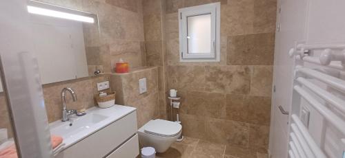 une salle de bain avec toilettes, lavabo et miroir dans l'établissement Chambre d'hôte Centre Ville Bandol, à Bandol