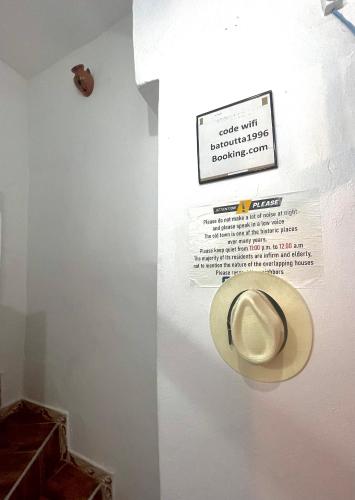Certificato, attestato, insegna o altro documento esposto da Ibn Batouta House