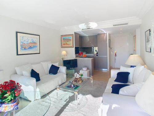 - un salon avec deux canapés blancs et une table dans l'établissement Emplacement idéal, terrasse vue mer 321L SEB, à Cannes