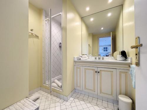 une salle de bain avec douche et lavabo dans l'établissement Emplacement idéal, terrasse vue mer 321L SEB, à Cannes