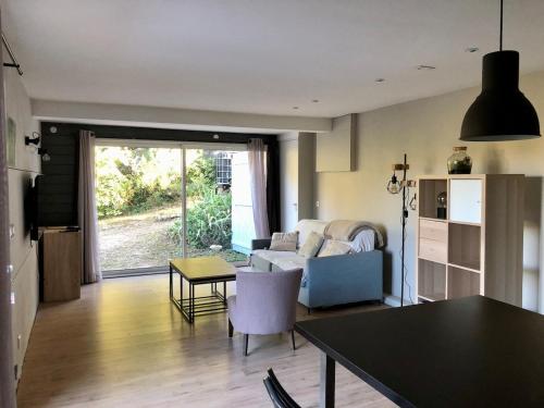un salon avec un canapé et une table dans l'établissement Nice studio surrounded by nature!, à Grasse