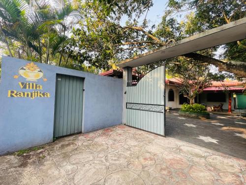 Bangunan di mana terletaknya rumah tamu ini