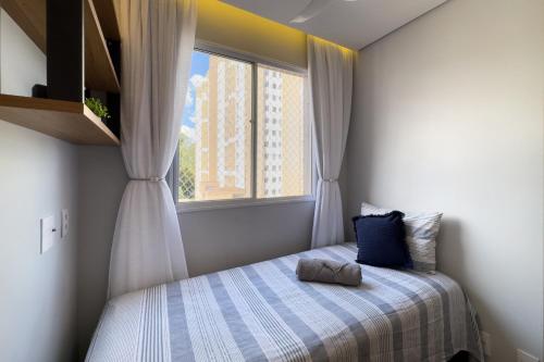 a small bedroom with a bed and a window at Apartamento São Paulo Expo in Sao Paulo
