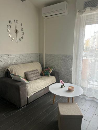 un salon avec un canapé et une table dans l'établissement Appart port du cap d agde, au Cap d'Agde