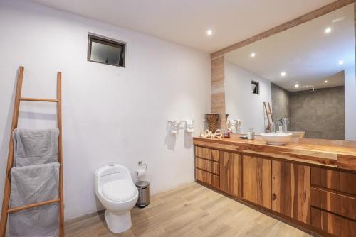 a bathroom with a toilet and a sink at Santuario in Paraíso