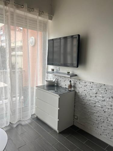 Elle comprend une télévision murale à écran plat. dans l'établissement Appart port du cap d agde, au Cap d'Agde