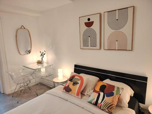 une chambre avec un lit, une table et un miroir dans l'établissement Le Parmentier - Charmant T2, à Clermont-Ferrand