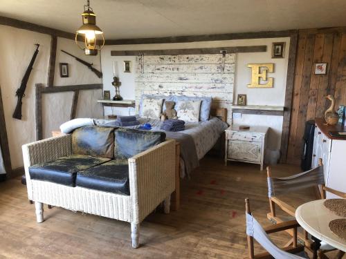 Χώρος καθιστικού στο FoxesDen, Unique Eco Cabin, Dartmoor views