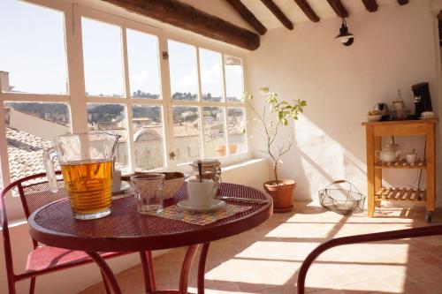 アプトにあるLongo Maiの窓のある部屋で、テーブルとドリンクを楽しめます。
