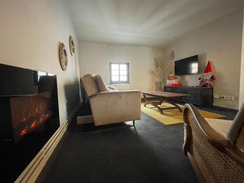 un salon avec un canapé et une cheminée dans l'établissement Au Vieux Porche Colmar, à Colmar