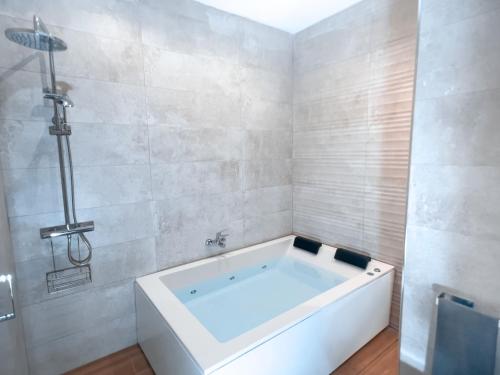 ISG Apartments Triana Jacuzzi 3