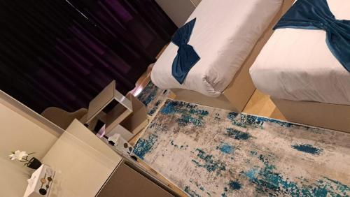 カイロにあるMIRA Holiday Homeのベッド1台、テーブル(ボックス付)