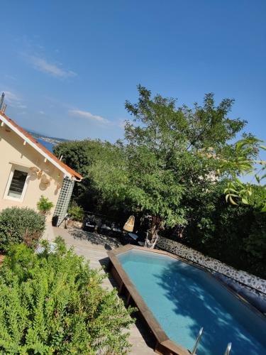 une piscine dans la cour d'une maison dans l'établissement Chambre d'hôtes Les terrasses de Saint Clair, à Sète