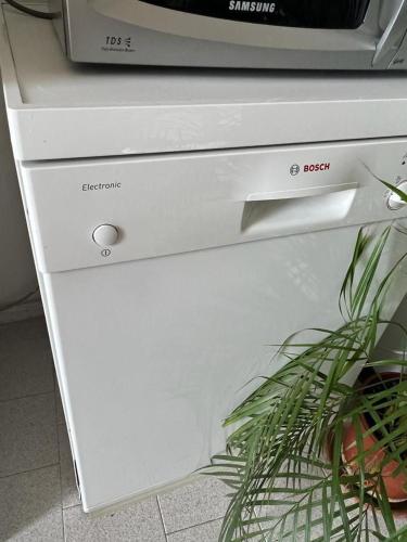a microwave oven sitting on top of a white appliance at Grande appartamento con Terrazza vicino a Milano e Como in Lissone