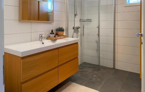 Bilik mandi di Stunning Home In Bjorli With Wifi